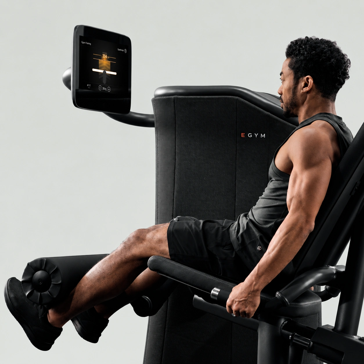 Mann beim Beinstrecken an einem EGYM Kraftgerät, der Bildschirm zeigt die Übung und 28 Kilogramm Gewicht