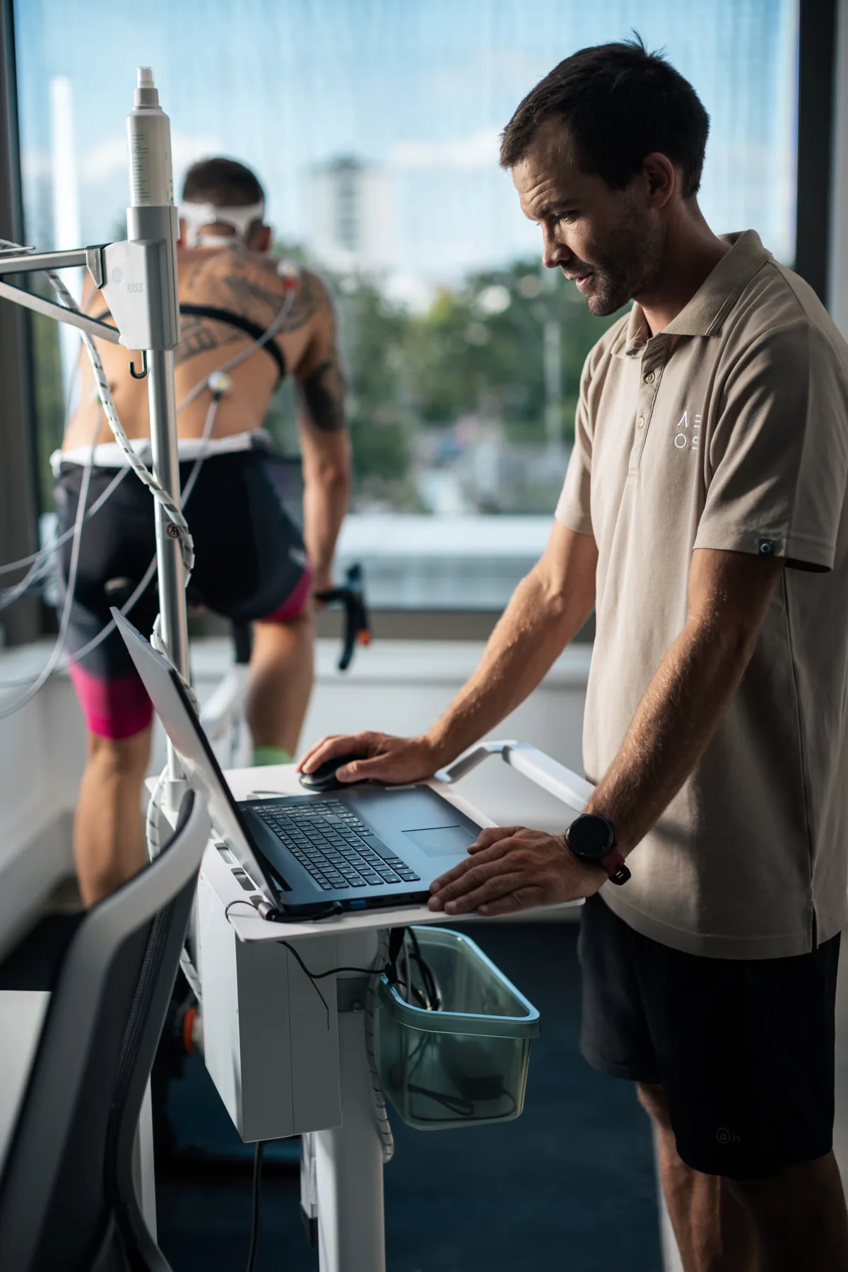 Sportwissenschaftliche Betreuung einer Ergometrie mit EKG-Elektroden und Atemmaske