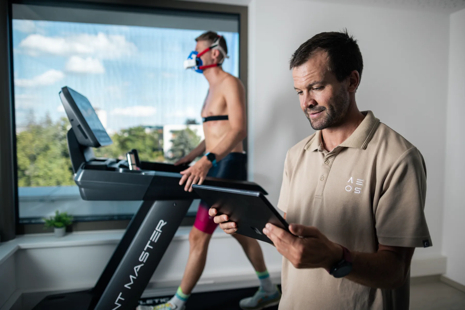 Sportwissenschaftler begleitet eine Leistungsdiagnostik am Laufband