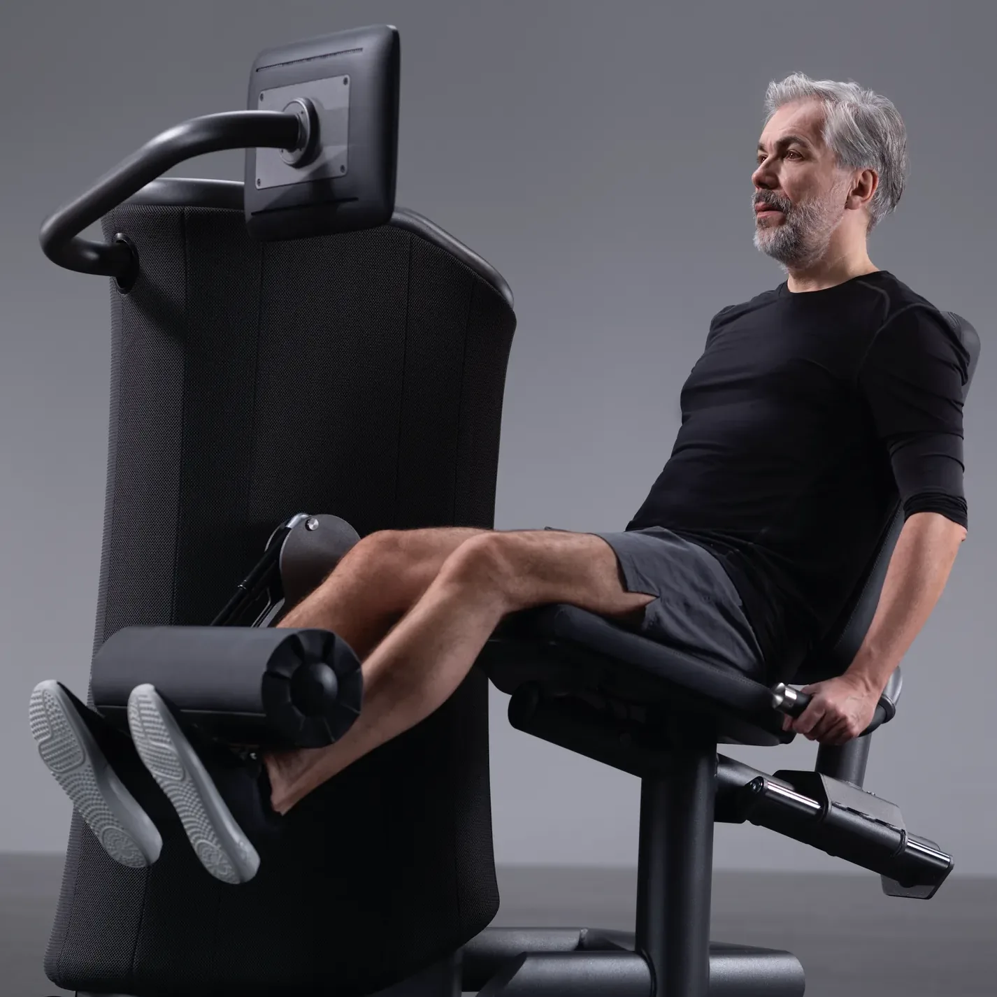 Beinstrecker-Training an einem computergesteuerten Gerät