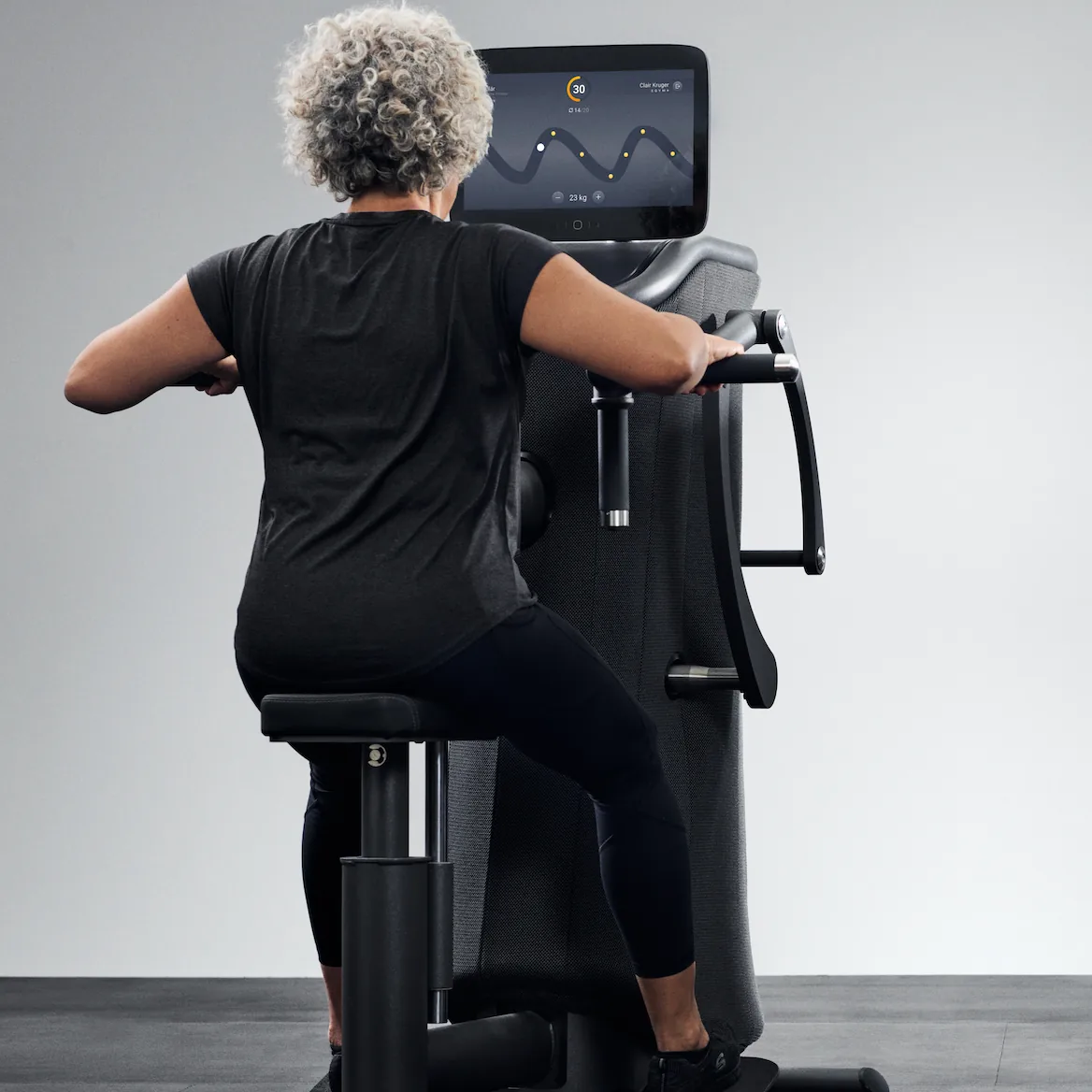 Oberkörpertraining an einem computergesteuerten Gerät mit Bildschirmanzeige